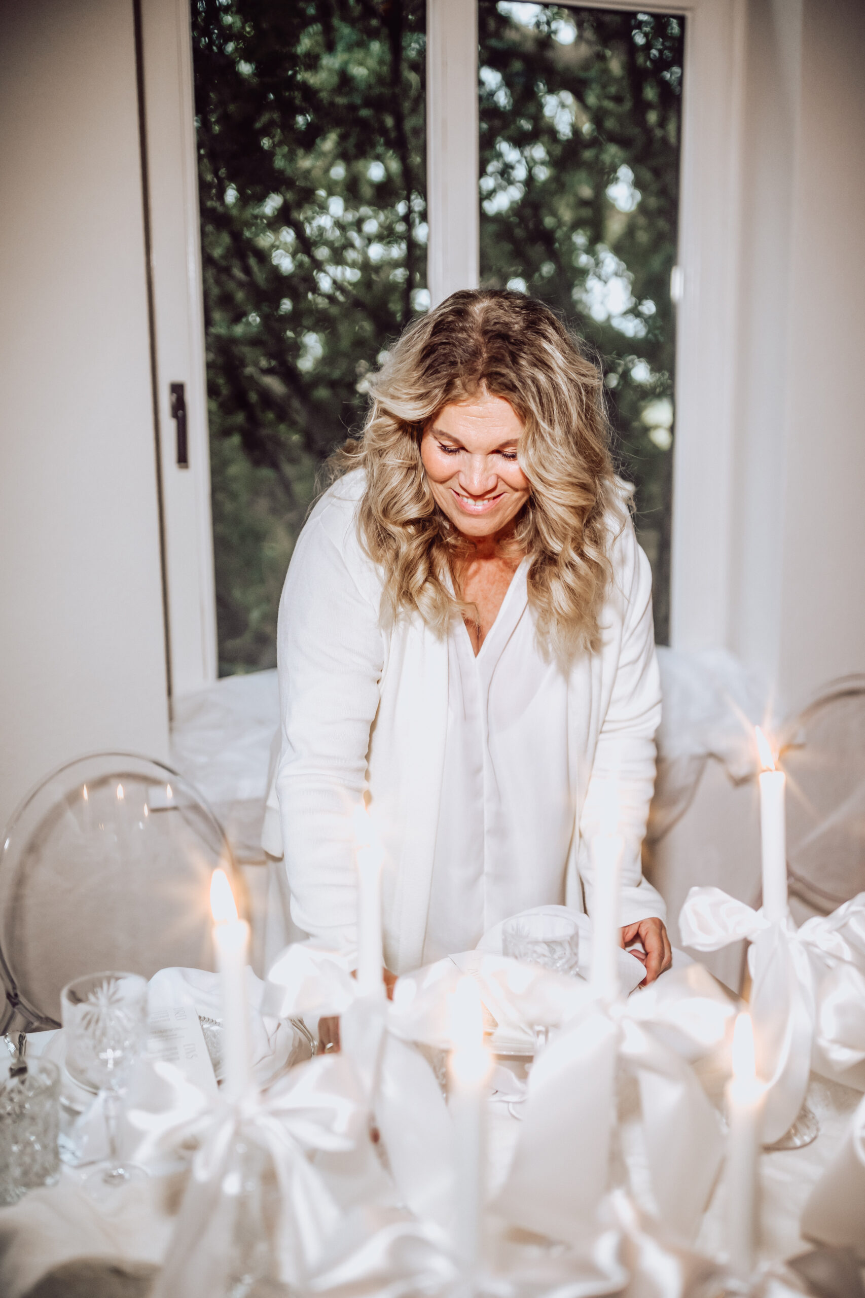 Mela deckt Hochzeitstisch Mela deckt Hochzeitstisch