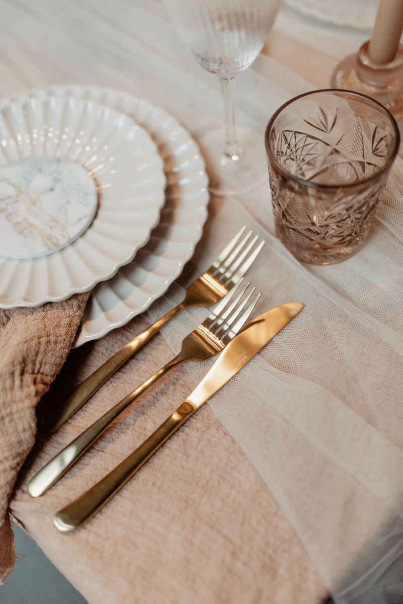 Gedeck Blush Goldbesteck Hochzeit