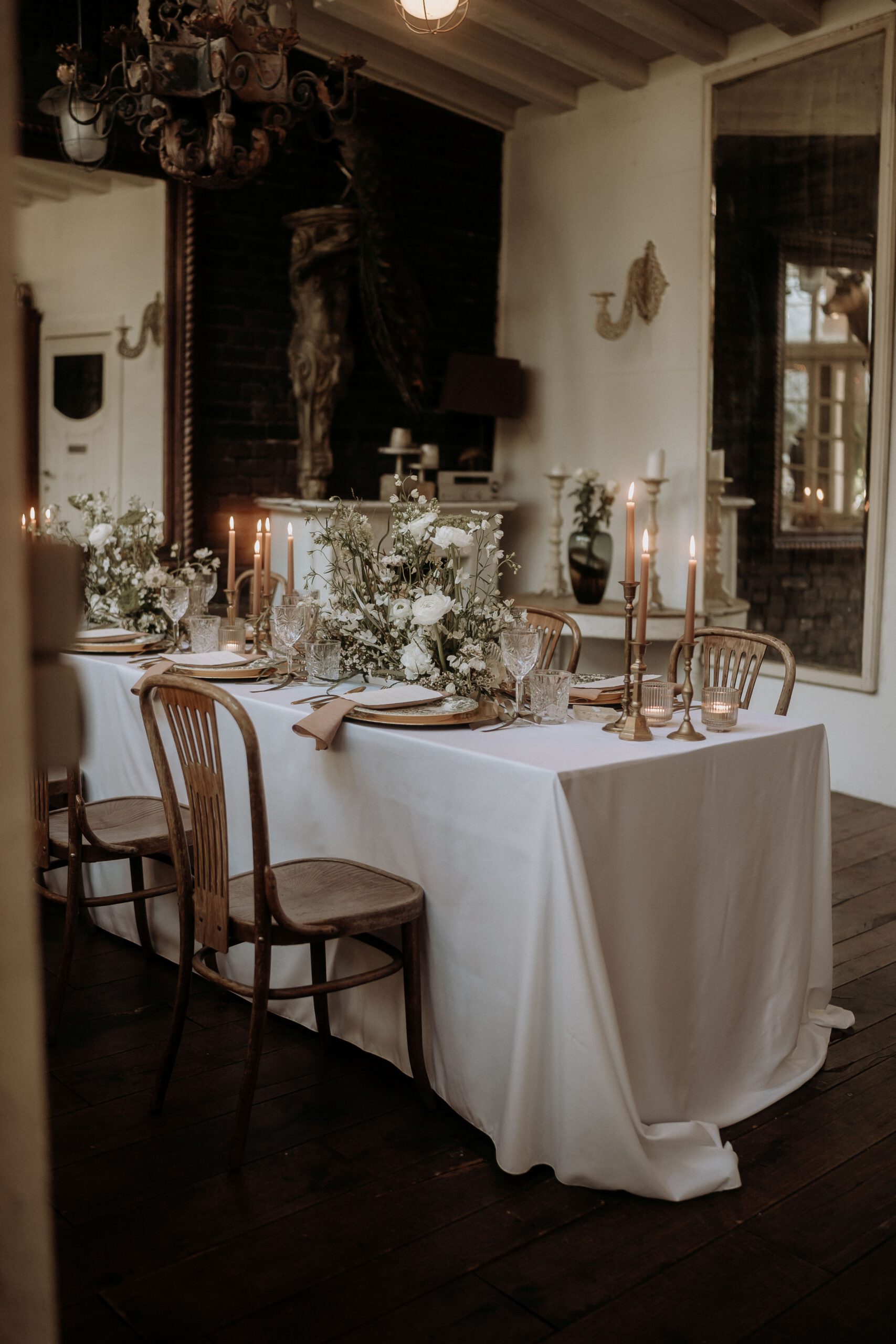 Hochzeitstisch Mocha La Dü1 Festlich gedeckter Hochzeitstisch in cremefarben