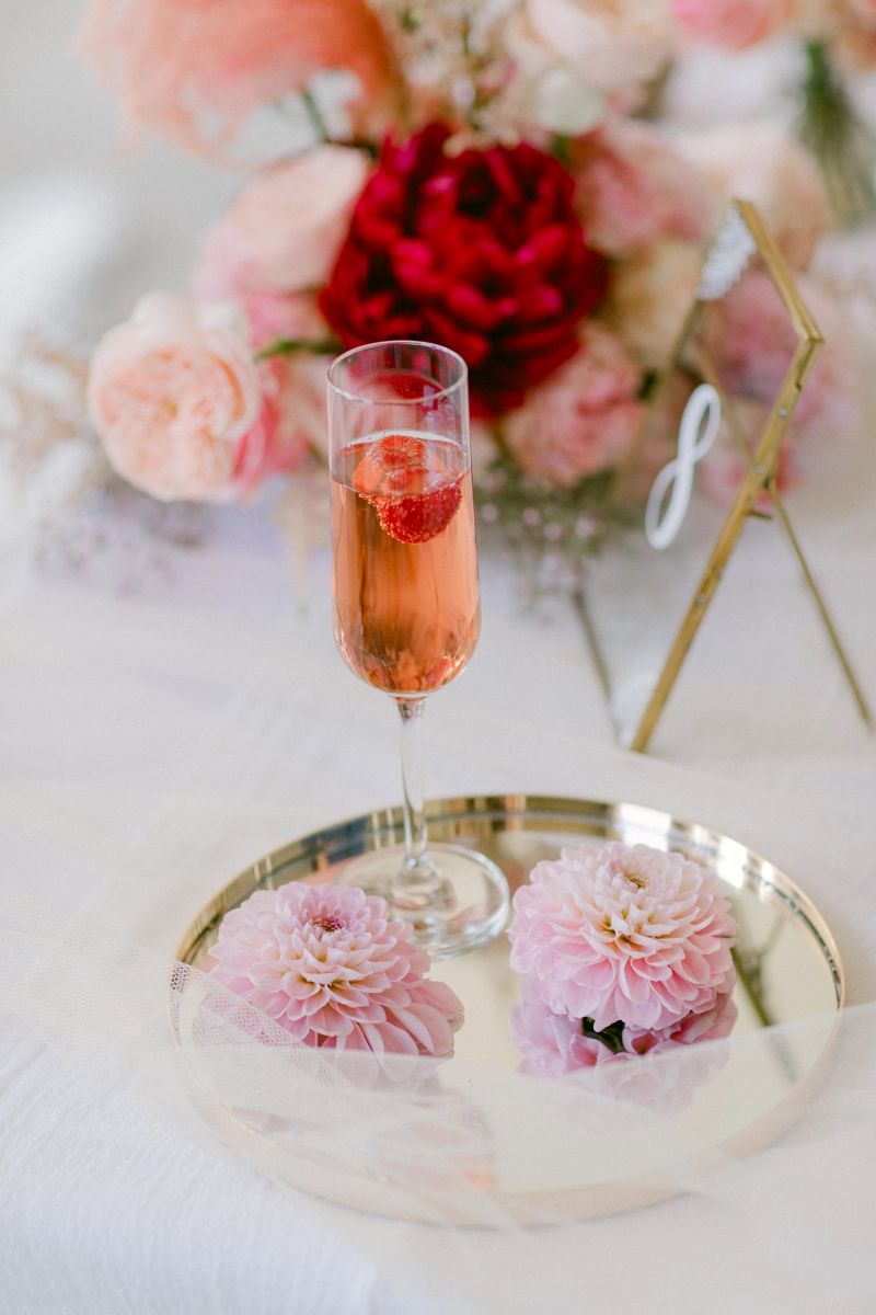 Sektglas rose meets red brauttisch