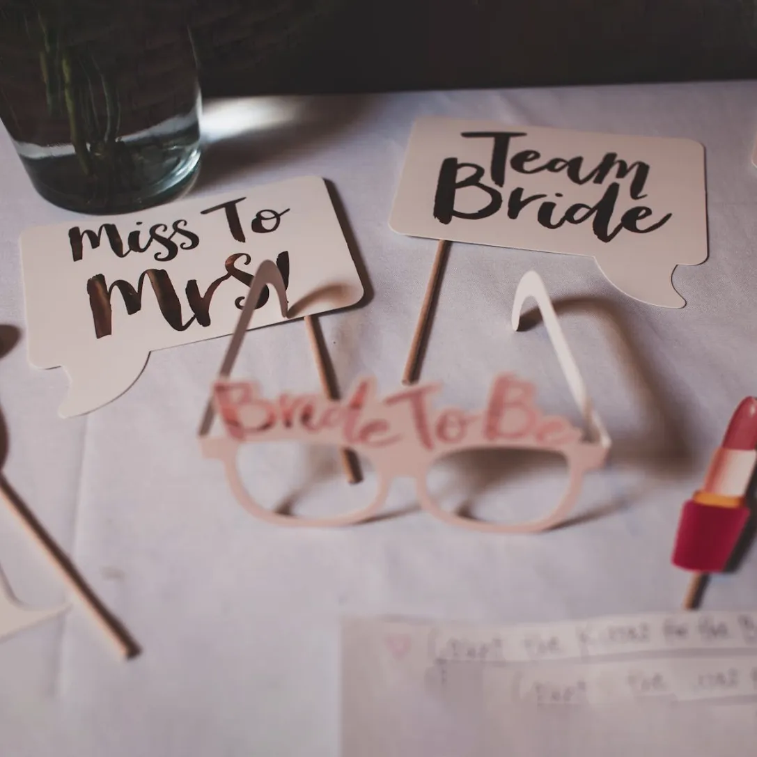 Tischkarten "Miss to Mrs." auf eioner Hochzeitstafel